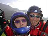 04-09-08 Gleitschirmtandemflug Hochries12 Gabi und ich vor dem Landeanflug.JPG